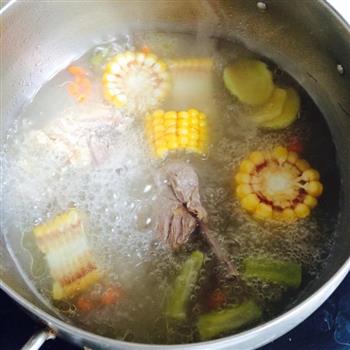 玉米枸杞排骨汤的做法图解3