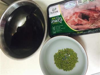 除湿解暑的海带绿豆排骨汤的做法图解1