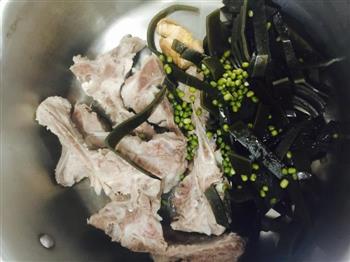 除湿解暑的海带绿豆排骨汤的做法步骤2