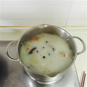 除湿解暑的海带绿豆排骨汤的做法步骤4