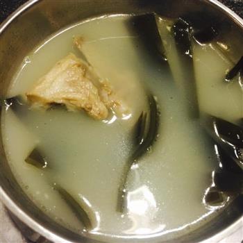 除湿解暑的海带绿豆排骨汤的做法图解5