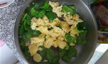 青椒炒鸡蛋的做法步骤4