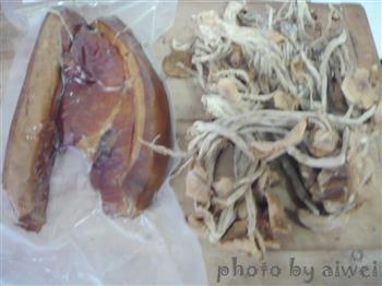 茶树菇炒腊肉的做法步骤1