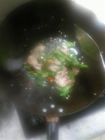 青椒肉片炒豆腐皮的做法步骤3