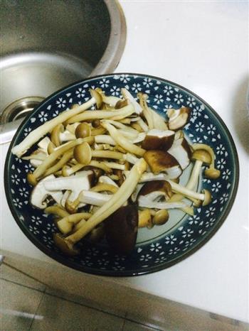 蚝油西兰花烩鲜菇的做法步骤2