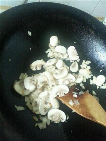 冻伤淡奶油好去处-奶油蘑菇汤的做法步骤2