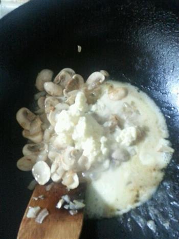 冻伤淡奶油好去处-奶油蘑菇汤的做法步骤3