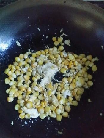 玉米虾仁蛋炒饭的做法步骤3