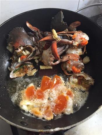 咸蛋黃炒蟹的做法步骤8