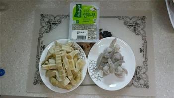 笋烧虾仁豆腐的做法步骤1