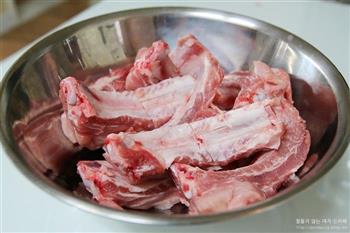 韩式辣白菜炖猪排的做法步骤1
