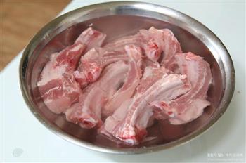 韩式辣白菜炖猪排的做法图解2