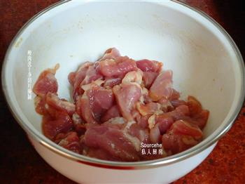 蒜蓉秋葵炒肉的做法步骤1