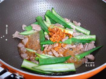 蒜蓉秋葵炒肉的做法步骤4