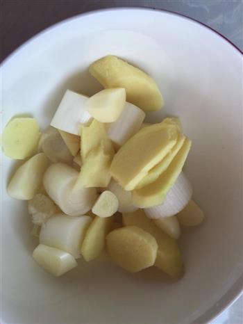 红烧排骨炖土豆的做法图解1
