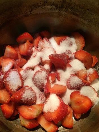 草莓白巧克力红白慕斯蛋糕的做法步骤1