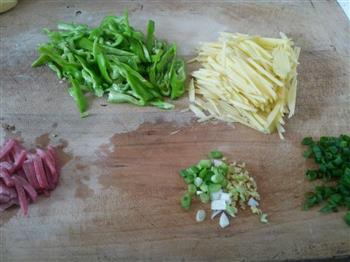 青椒土豆炒面鱼的做法步骤3