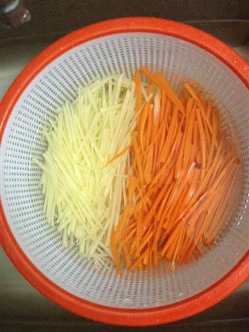 胡萝卜炝炒土豆丝的做法步骤1