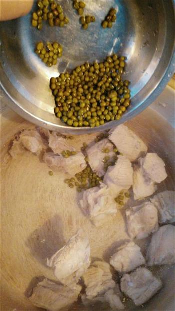 冬瓜绿豆排骨汤的做法步骤1