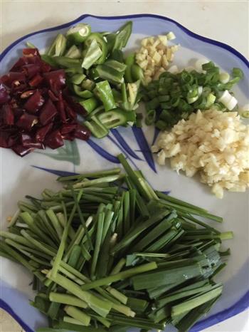 干蛤蜊肉炒韭菜的做法步骤2