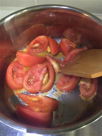 香浓番茄鱼丸汤的做法步骤2