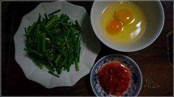 泡椒韭菜苔炒鸡蛋的做法步骤1
