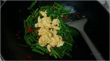 泡椒韭菜苔炒鸡蛋的做法步骤5