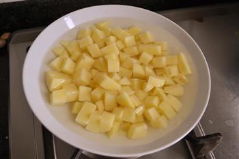 排骨土豆焖饭的做法图解2