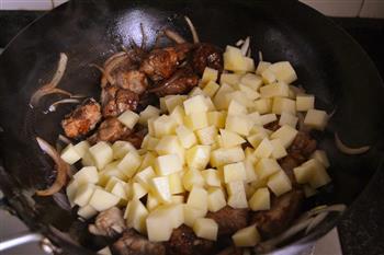 排骨土豆焖饭的做法图解5