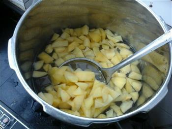 带有热带菠萝风情的苹果酱的做法步骤3