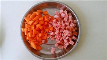 玉米胡萝卜火腿鸡蛋炒饭的做法图解1