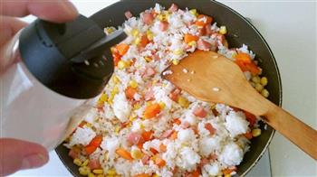 玉米胡萝卜火腿鸡蛋炒饭的做法图解10