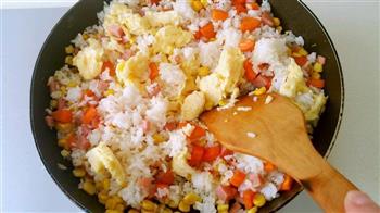 玉米胡萝卜火腿鸡蛋炒饭的做法步骤11