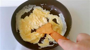玉米胡萝卜火腿鸡蛋炒饭的做法步骤5