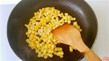 玉米胡萝卜火腿鸡蛋炒饭的做法步骤7