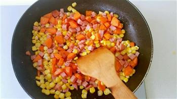 玉米胡萝卜火腿鸡蛋炒饭的做法图解8