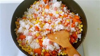 玉米胡萝卜火腿鸡蛋炒饭的做法步骤9