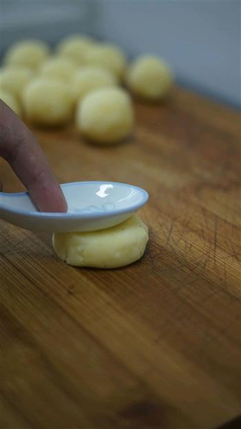 葱香椒盐土豆饼的做法步骤5