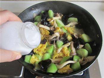 丝瓜蘑菇炒鸡蛋的做法图解9