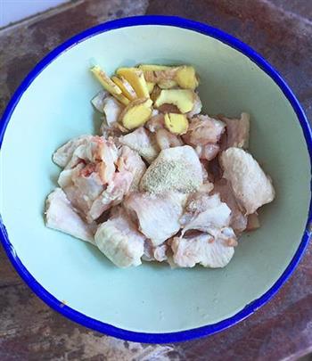 川菜-芋儿鸡中的战斗鸡的做法步骤1