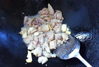 川菜-芋儿鸡中的战斗鸡的做法步骤3