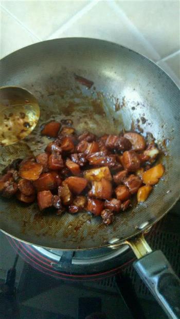 草菌酱油 红烧肉的做法步骤5