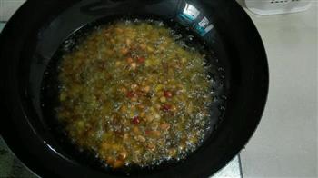 油酥花生米的做法步骤3