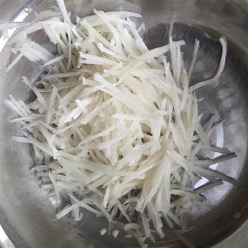 天然鲜香的家常低脂健康菜-虾仁萝卜丝汤的做法步骤1