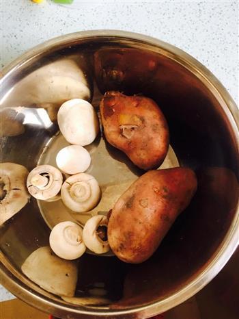 土豆口蘑炖猪骨的做法图解1