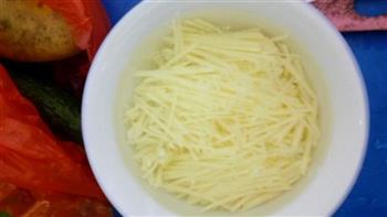 家常菜青椒土豆丝的做法步骤2