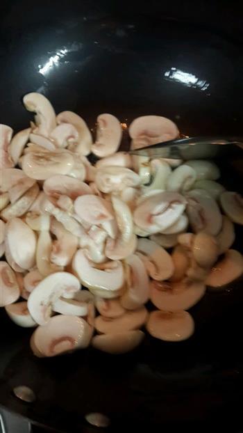 芦笋蘑菇炒鸡蛋的做法步骤4
