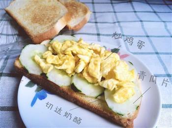 火腿青瓜炒蛋三明治的做法步骤3