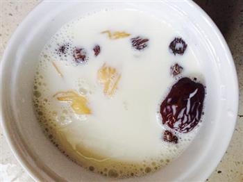 红枣桂圆干冰糖牛奶炖花胶的做法步骤2