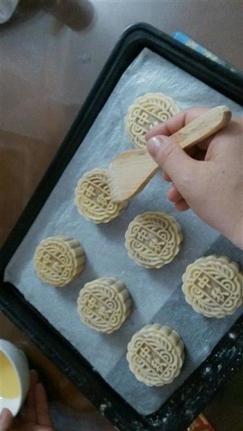 广式蛋黄白莲蓉月饼的做法步骤10